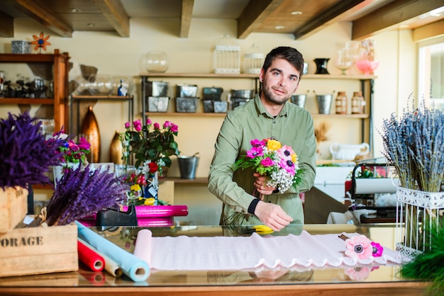 Floreria masculino haciendo ramo en florería