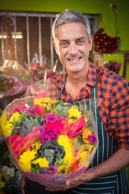 Floreria masculino con ramo de flores en florería