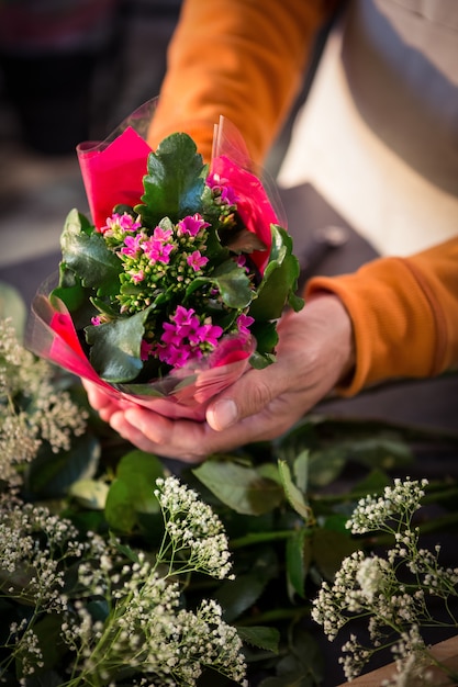 Floreria masculino con ramo de flores en florería