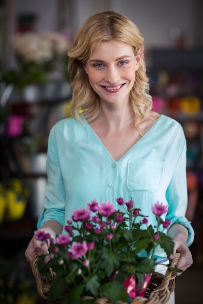 Floreria mujer feliz con cesta de flores