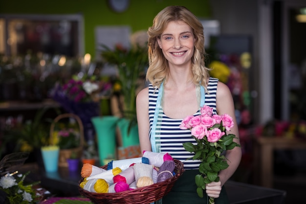 Floreria mujer sosteniendo ramo de flores en florería