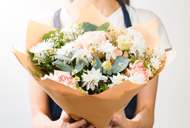 Floreria mujer sosteniendo un ramo de flores