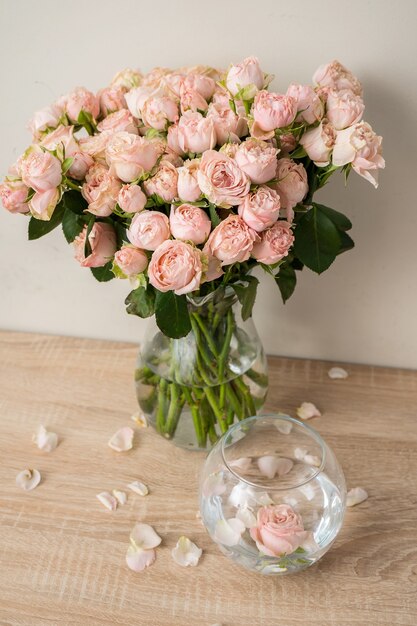 Florero de cristal moderno con rosas interior escandinavo