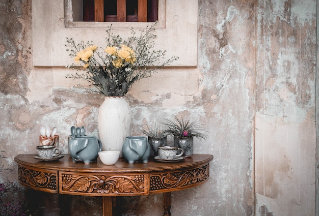 florero y decoración en mesa vintage
