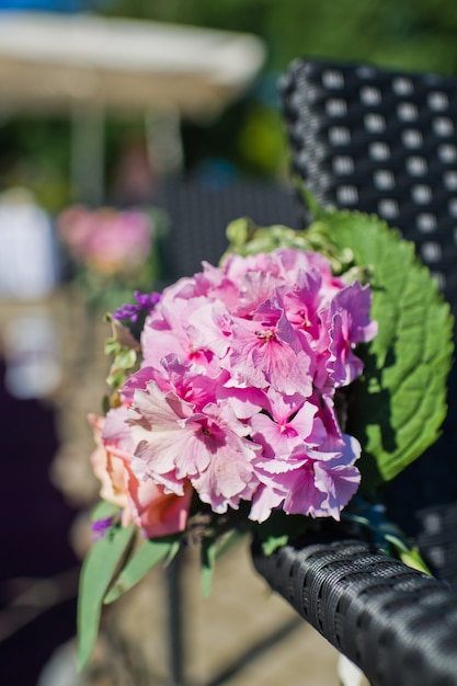 Florero decorado con flores frescas en el banquete de bodas.