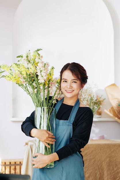 Florero de explotación de mujer con flores