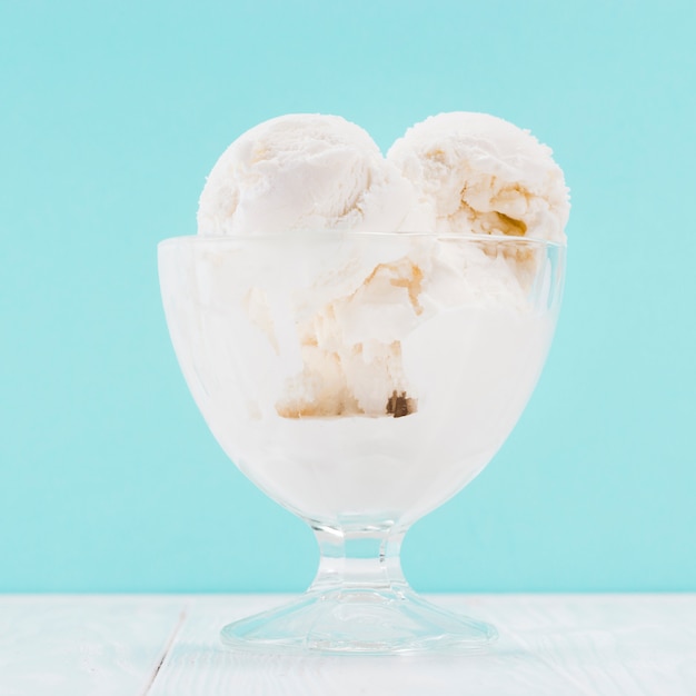 Foto florero de helado de vainilla sobre fondo azul