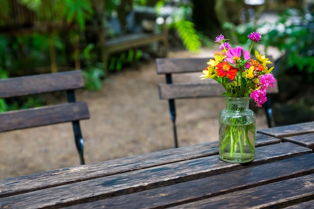 Foto florero en la madera de la tabla.