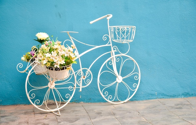 Florero sobre la mesa contra la pared