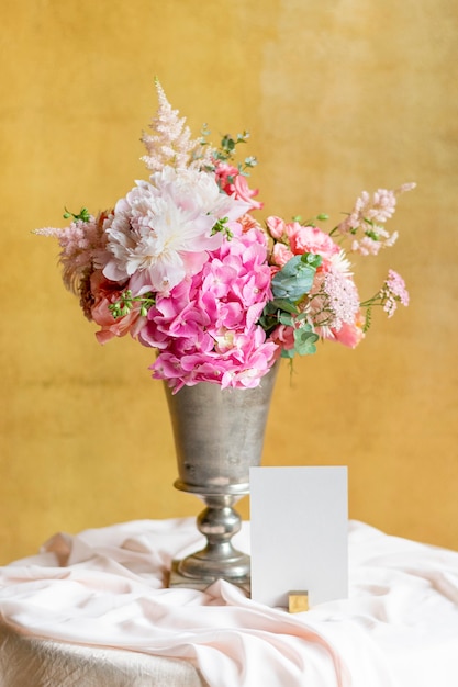 Florero por una tarjeta sobre una mesa