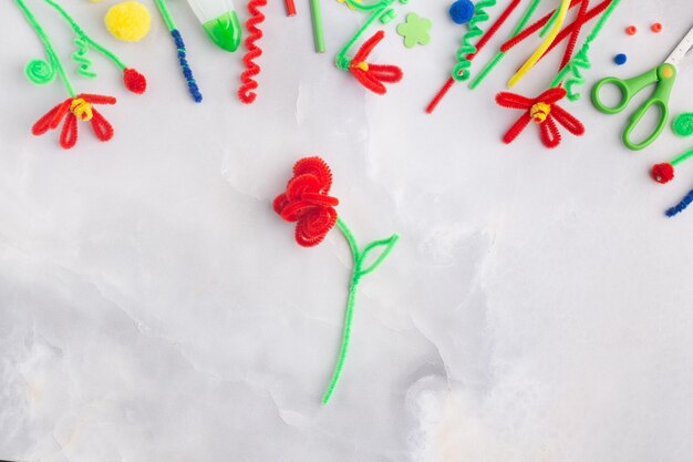 Flores de alambre esponjoso hechas a mano artesanía con niños mujeres regalo de día de la madre presente foto de alta calidad