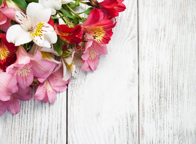 Flores de alstroemeria en una mesa