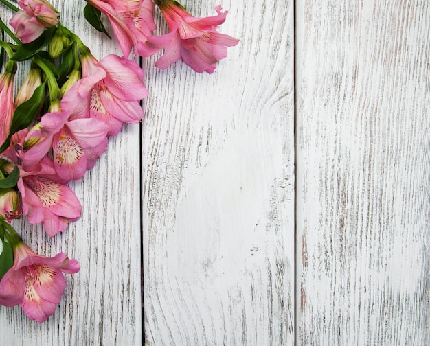 Flores de alstroemeria en una mesa