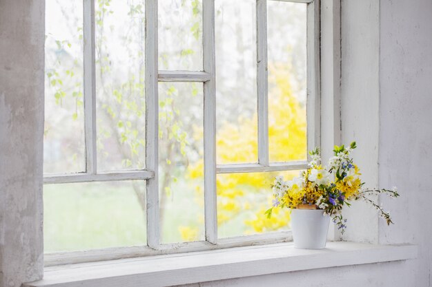 Flores amarillas de primavera en el alféizar de la ventana