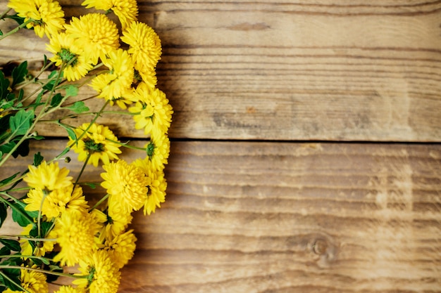 Flores amarillas sobre un fondo de madera marrón antiguo