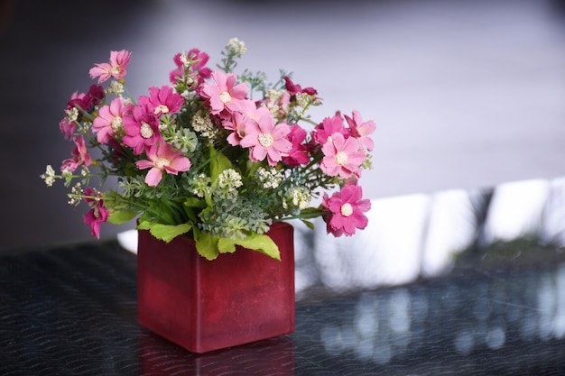 Foto flores artificiais coloridas em um vaso para decorar o interior.