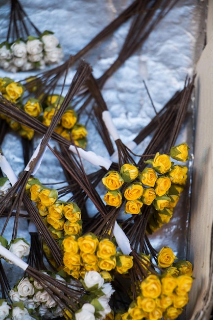 Flores artificiais falsas à vista