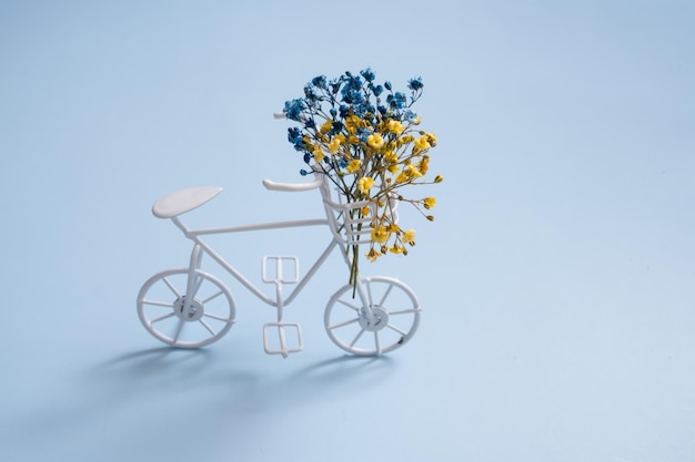 Flores azuis e amarelas em uma bicicleta decorativa símbolos ucranianos o caminho para o conceito de vitória