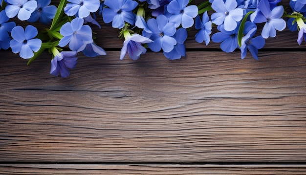 Flores azuis sobre fundo de madeira Vista superior com espaço de cópia para o seu texto