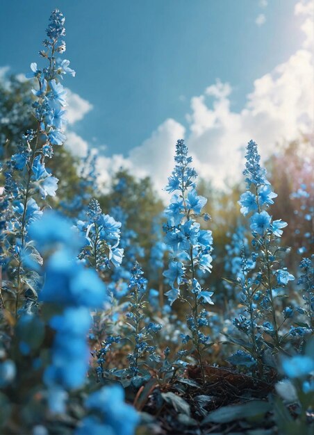 Flores azules en la lejanía contra un cielo o un fondo boscoso con colores pastel un salto de