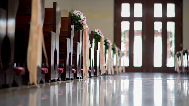 Flores bellamente decoradas en iglesia - imagenes