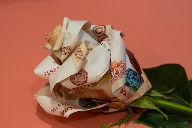 Flores billetes de origami la rosa está hecha de 5000 billetes rusos. concepto de flores favoritas son el dinero