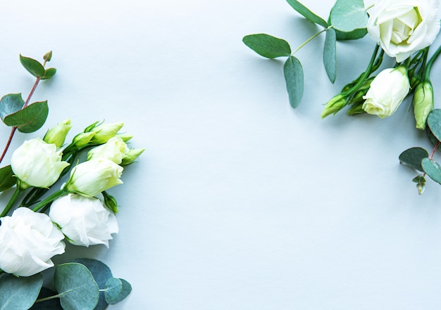 Flores blancas de eustoma