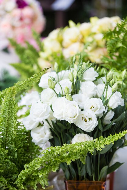 Flores blancas en florero