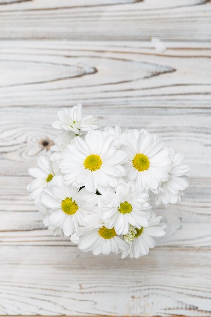 Foto flores blancas en la mesa de madera