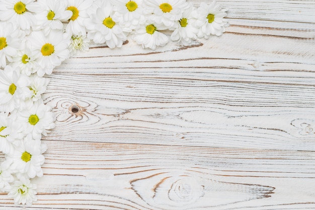 Flores blancas en la mesa de madera