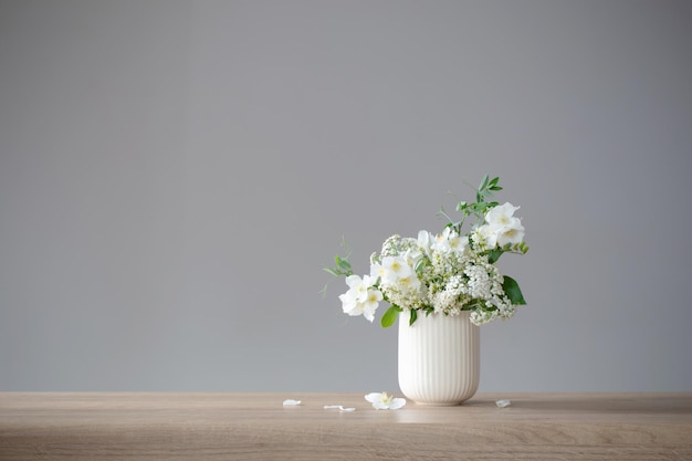 flores blancas de verano sobre un fondo gris