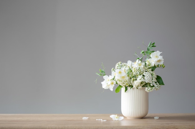 flores blancas de verano sobre fondo gris