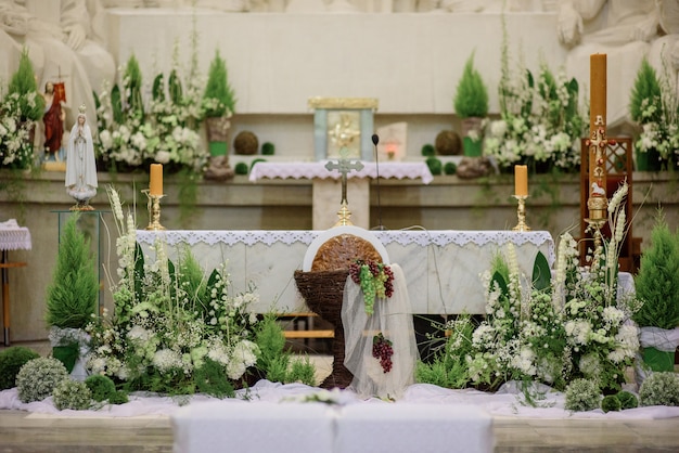 Flores blancas y verdes puestas en una mesa en la iglesia
