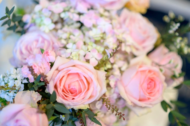 Flores de boda blancas y decoraciones de boda.