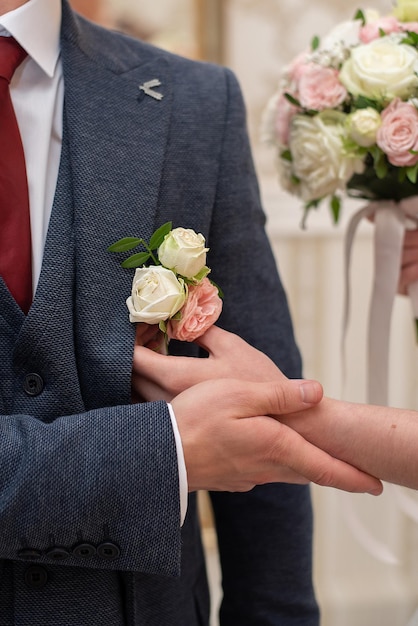 Flores de boda en manos del concepto de novios para agencias de eventos