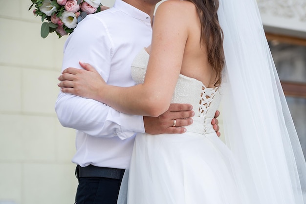 Flores de boda en manos del concepto de novios para agencias de eventos