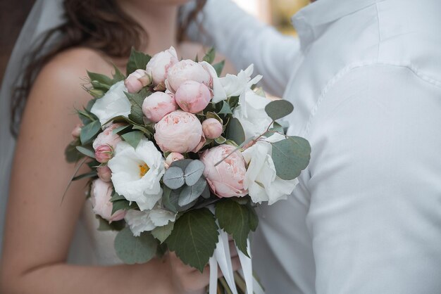 Foto flores de boda en manos del concepto de novios para agencias de eventos