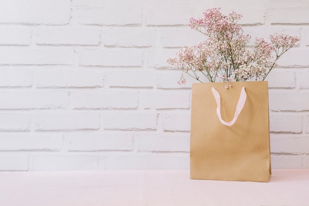 Flores en bolsa de compras