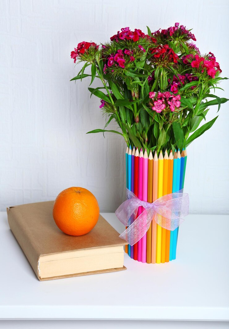 Foto flores bonitas em lápis coloridos vaso em design de interiores