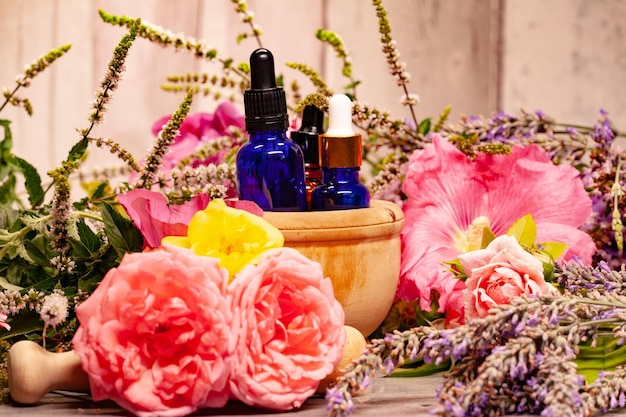 Flores y botellas de aceites esenciales para aromaterapia.