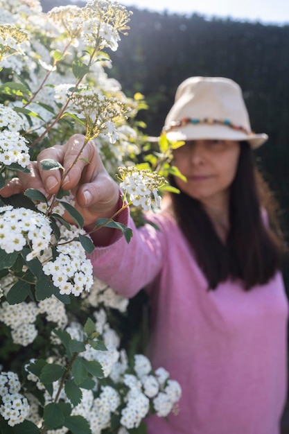 Flores brancas de primavera florescendo Mulher no jardim