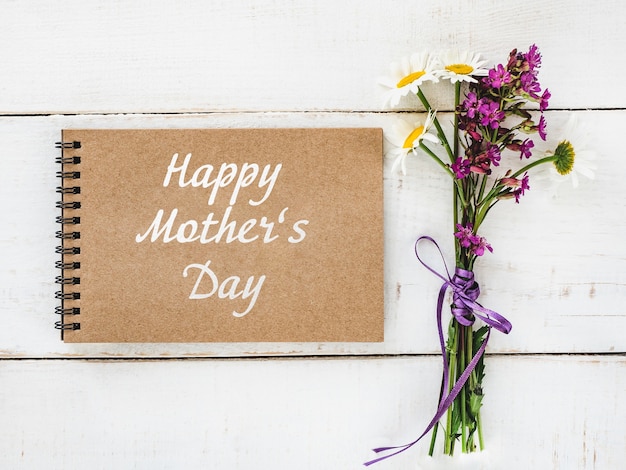 Flores brilhantes e letras de feliz dia das mães.