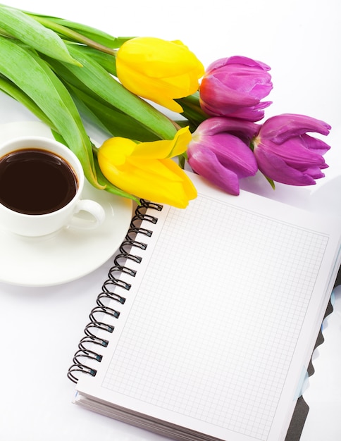 Flores, café y cuaderno.