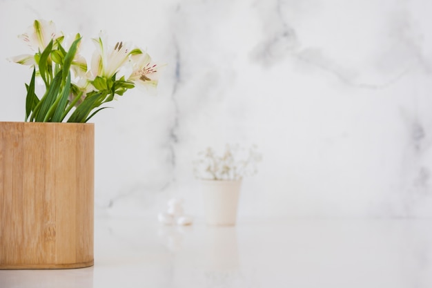 Flores en caja de madera con espacio de copia