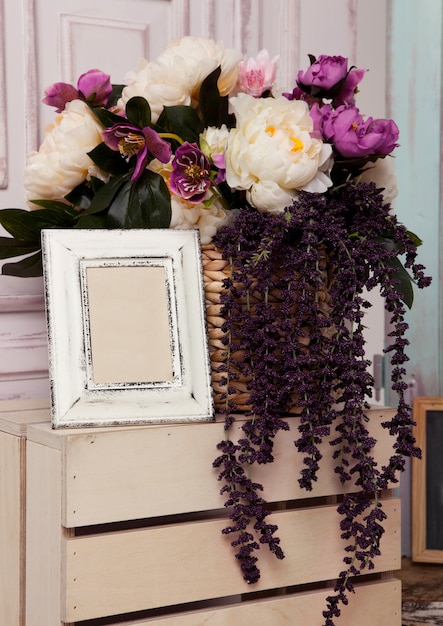 flores en caja de madera