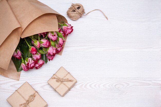 Flores, cajas de regalo de materiales ecológicos. Concepto natural para vacaciones.