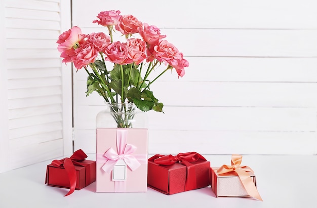 Flores y cajas de regalos en blanco