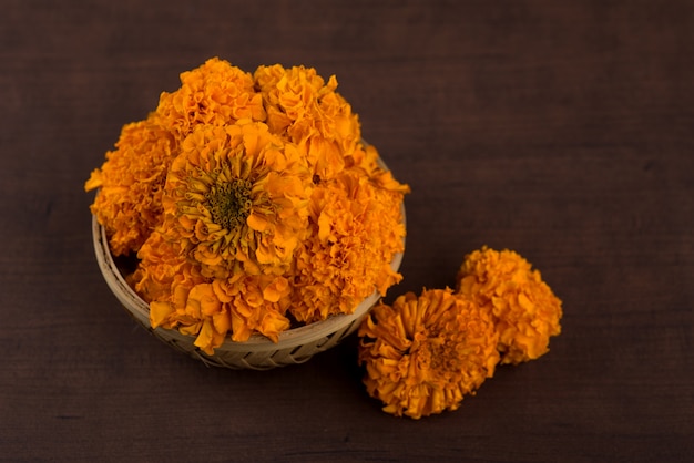 Flores de caléndula en una canasta de bambú