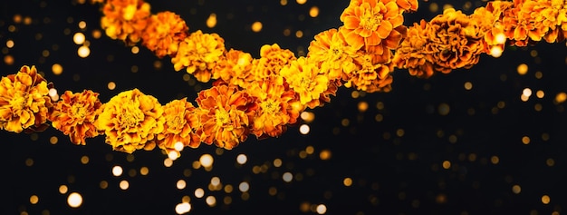 Flores de caléndula Guirnaldas en negro Día de los muertos día de los muertos o espacio de copia de pancarta de halloween