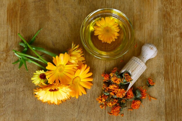 Flores de caléndula en una mesa de madera